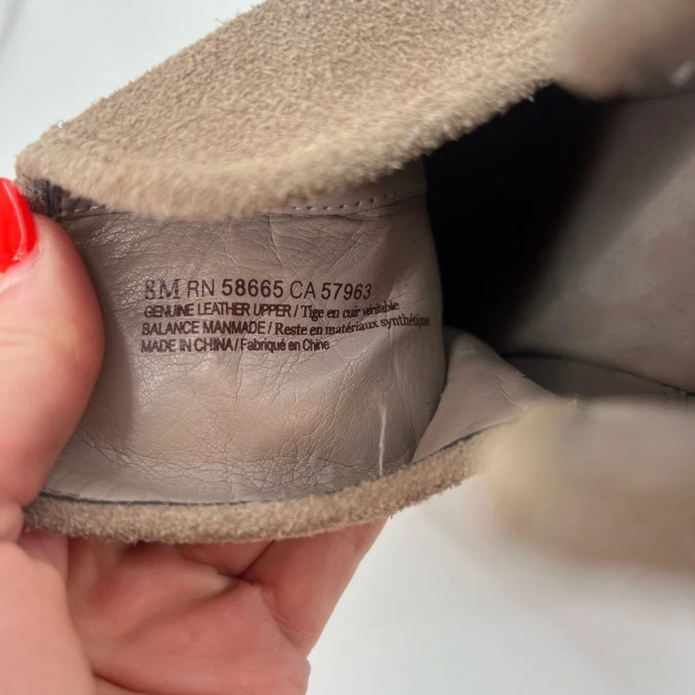Hinge Barris Lea Gray Taupe Suede Ankle Booties Block Heel Size 8 Eight - Picture 9 of 10